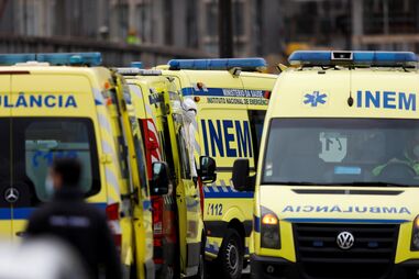 Ambulâncias à porta do hospital Santa Maria, em Lisboa