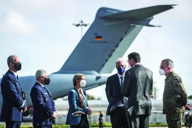 Ministros, embaixador da Alemanha (de costas) e dois dos três generais 