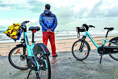 Socorristas deslocam-se de bicicleta