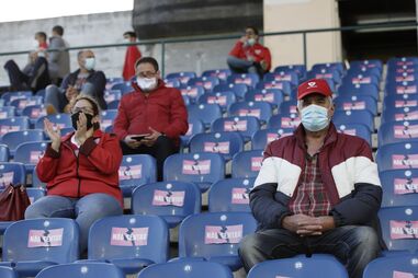 Adeptos voltam a ocupar bancadas no estádio de S. Miguel nos Açores para o primeiro jogo de 2021 com público