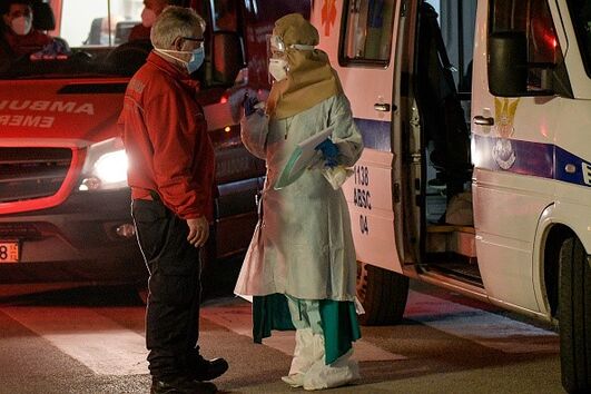 Filas de ambulâncias e pessoal médico à porta dos hospitais em Portugal