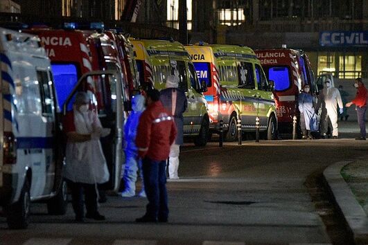 Filas de ambulâncias e pessoal médico à porta dos hospitais em Portugal