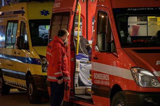 Filas de ambulâncias e pessoal médico à porta dos hospitais em Portugal