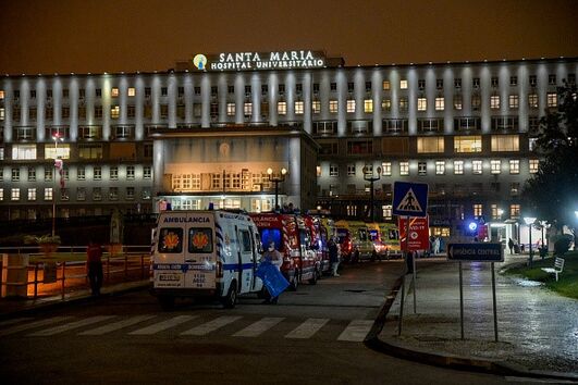 Filas de ambulâncias e pessoal médico à porta dos hospitais em Portugal