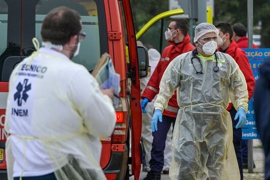 Filas de ambulâncias e pessoal médico à porta dos hospitais em Portugal