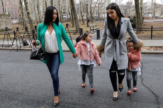 Emma Coronel com as filhas