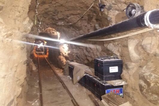 Túnel por onde escapou El Chapo, em 2015, estava equipado com ventilação e uma mota