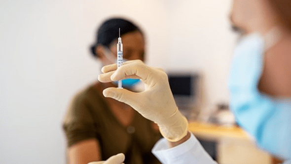 Da infertilidade à alteração de ADN: Especialistas desmistificam mitos das vacinas Covid