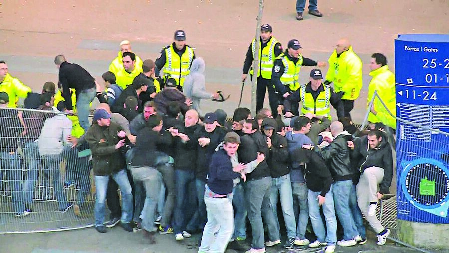Comandos da PSP de Lisboa, Porto e Braga têm unidades de informações desportivas que acompanham claques 