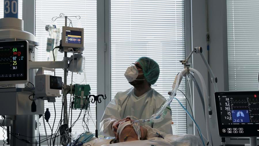 Doente internado com Covid-19 num hospital em Portugal