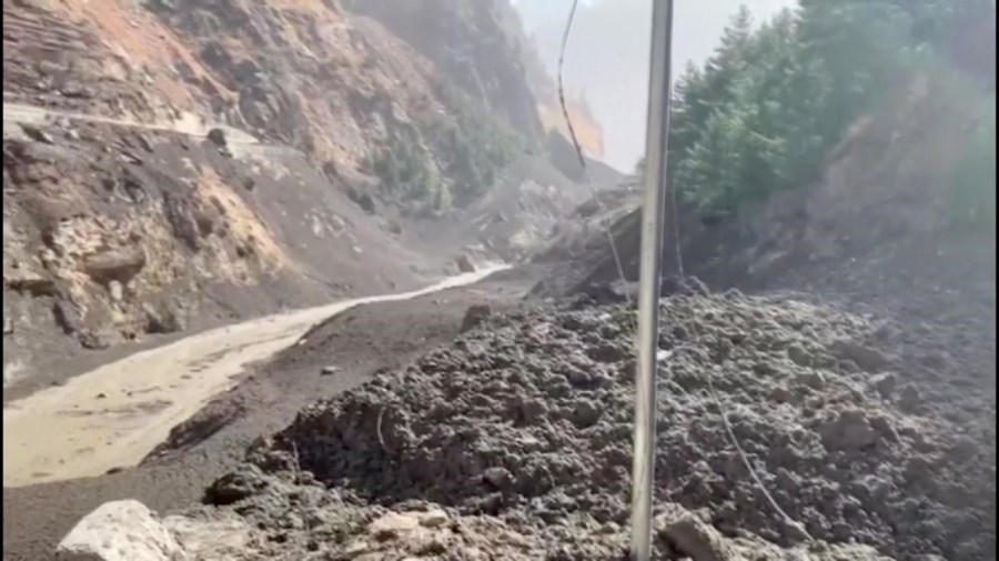 As imagens impressionantes do colapso de glaciar nos Himalaias que 'varreu' aldeias na Índia