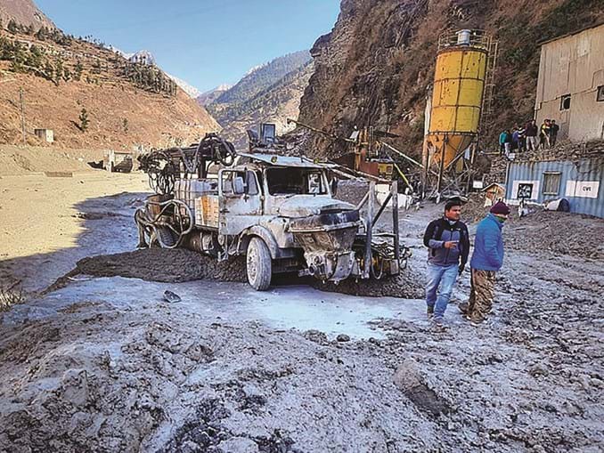 Trabalhos de salvamento após glaciar dos Himalaias se ter partido