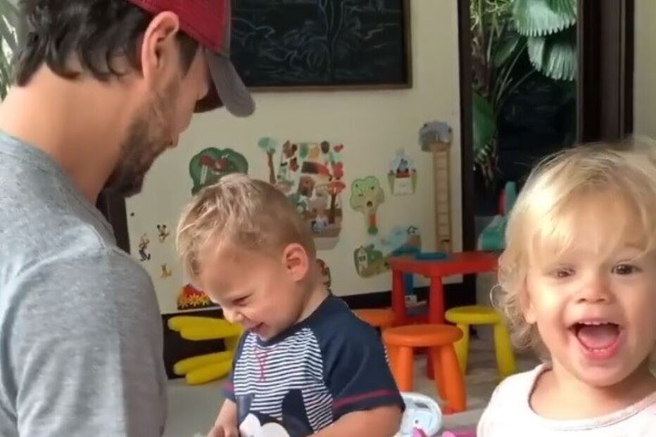 Enrique Iglesias e os gêmeos Nicholas e Lucy
