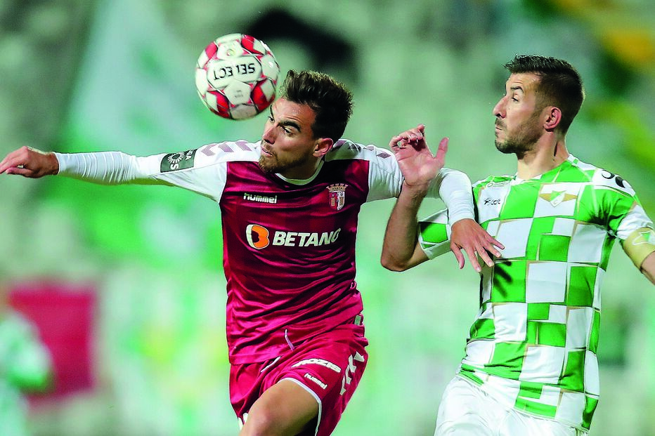 Ricardo Horta antecipa-se, de cabeça, ao capitão do Moreirense, Filipe Soares