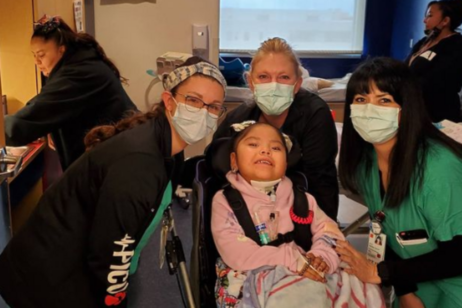 Menina lutadora de apenas 4 anos vence batalha contra a Covid-19 após nove meses no hospital