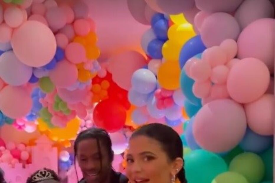 Kylie Jenner, Travis Scott e a filha Stormi.jpg
