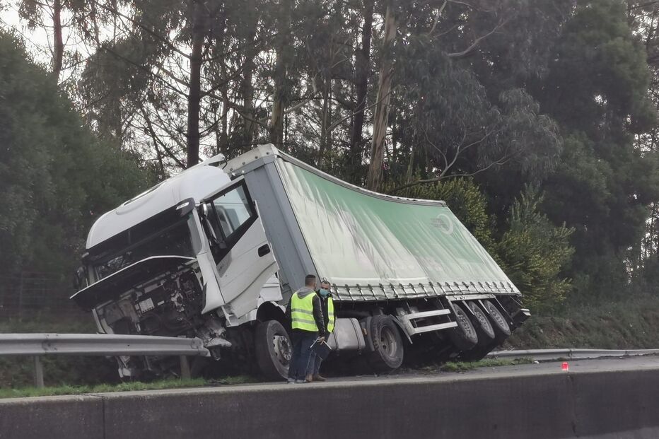 Dois feridos em acidente com pesado na A29 em Esmoriz