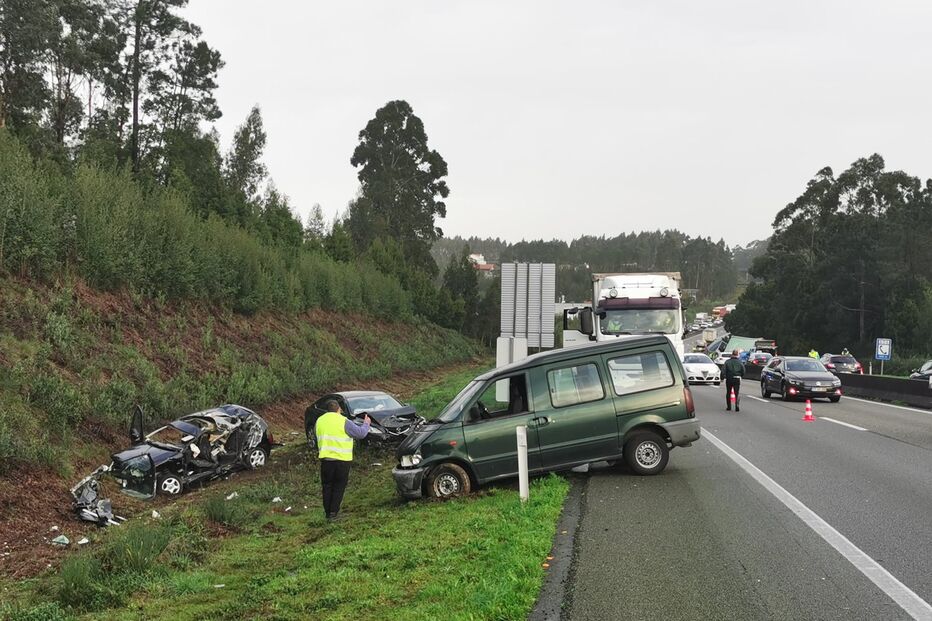Dois feridos em acidente com pesado na A29 em Esmoriz