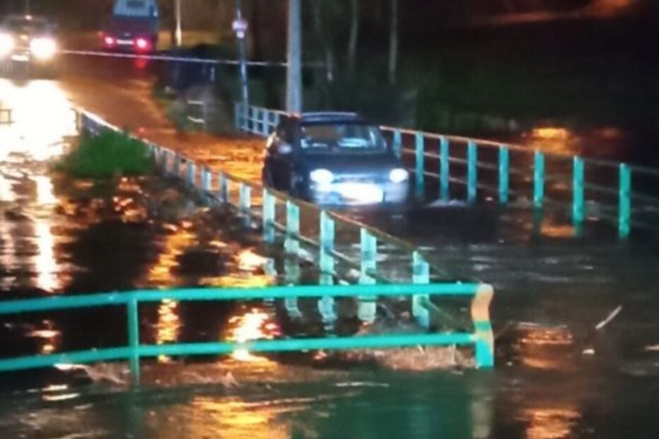 Bombeiros resgatam homem de carro apanhado pela cheia de rio em Guimarães
