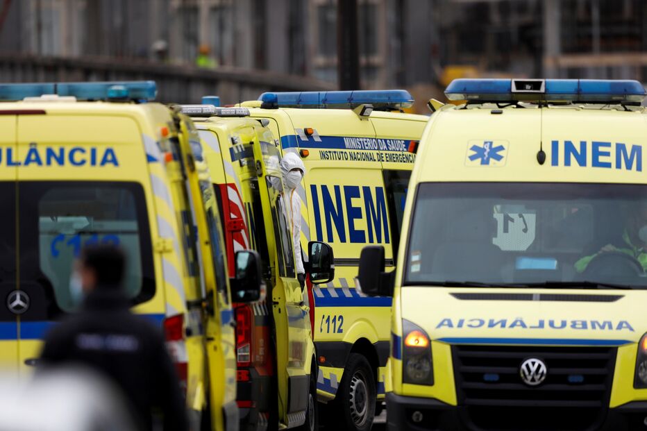 Ambulâncias à porta do hospital Santa Maria, em Lisboa