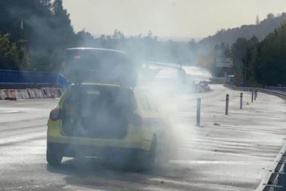 VMER do INEM de Gaia incendeia-se na A32