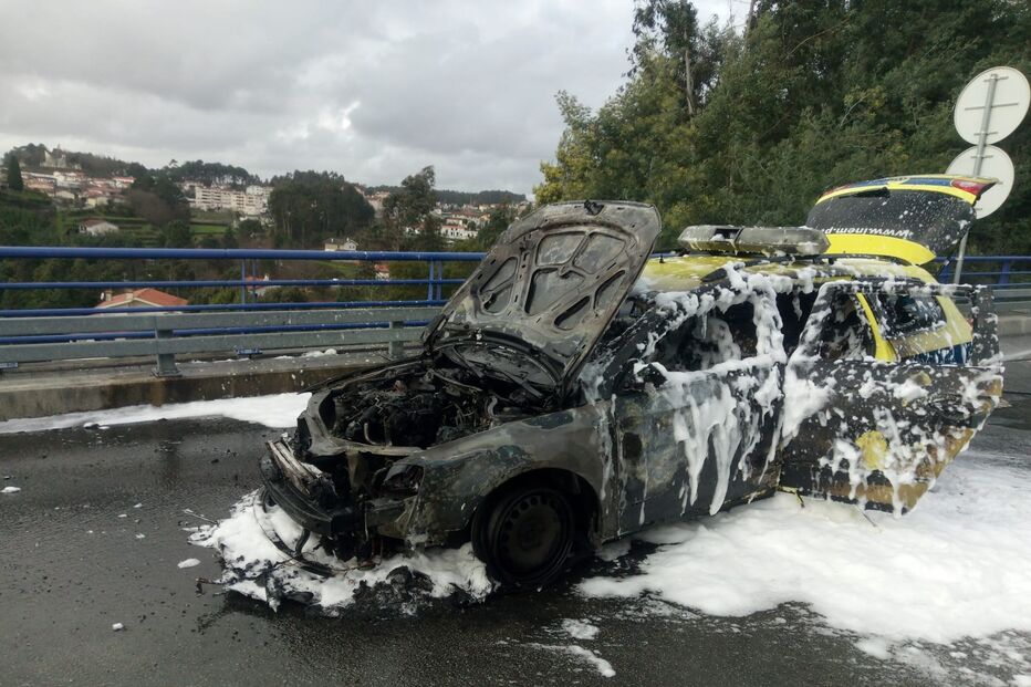 VMER do INEM de Gaia incendeia-se na A32