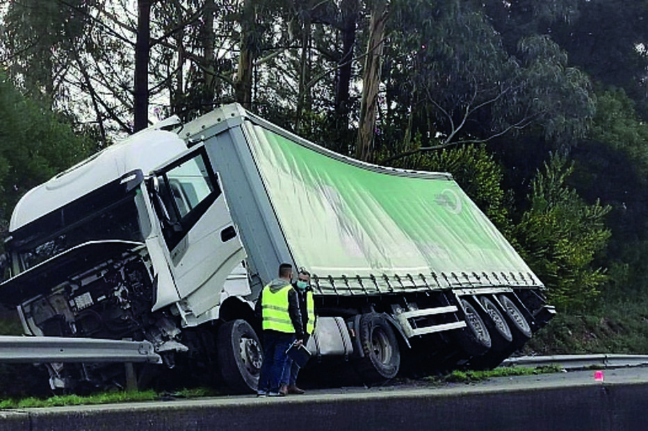 Camião despistou-se e provocou mais dois acidentes