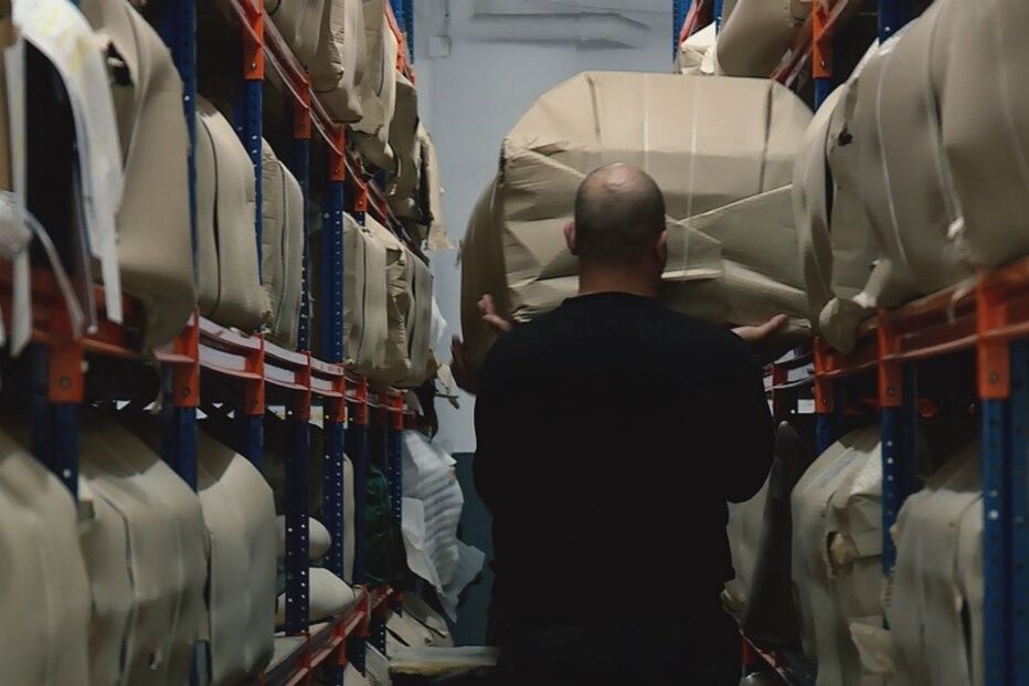 Urnas amontoam-se nas funerárias com aumento brutal de cremações devido à pandemia