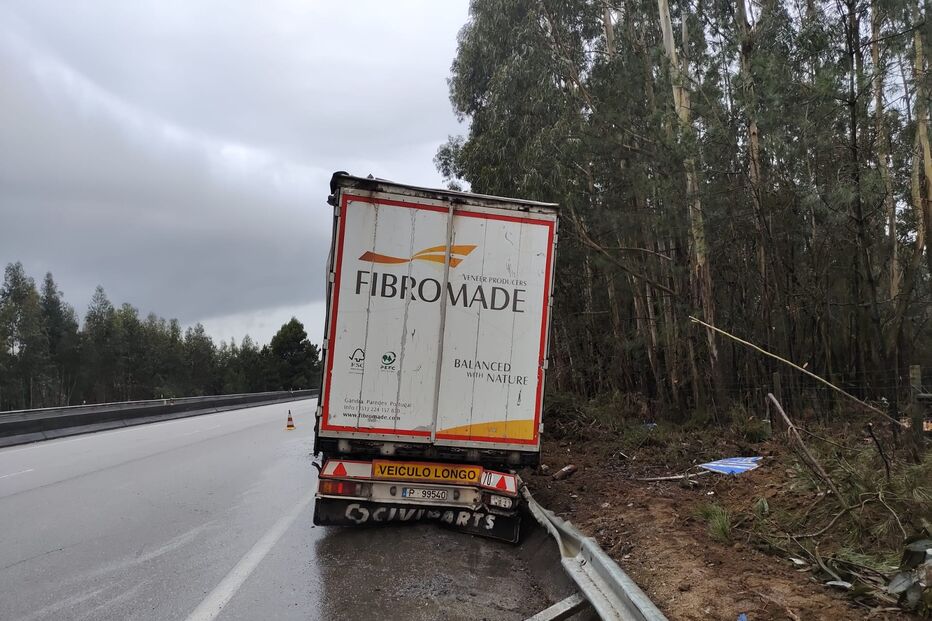 Despiste de camião na A41 na Feira faz um ferido