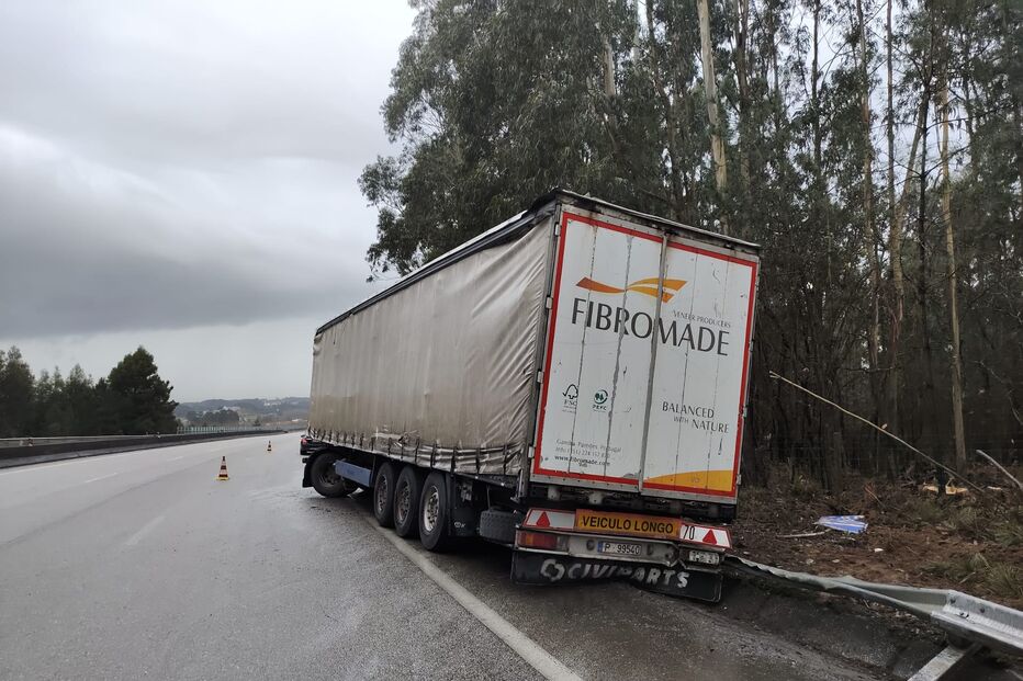 Despiste de camião na A41 na Feira faz um ferido