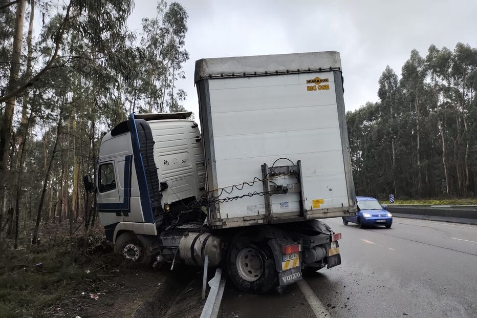 Despiste de camião na A41 na Feira faz um ferido