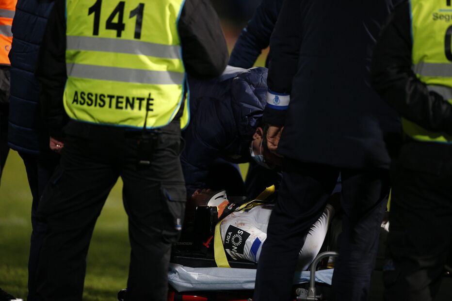 Nanu cai inanimado em campo após choque durante jogo do FC Porto e Belenenses SAD