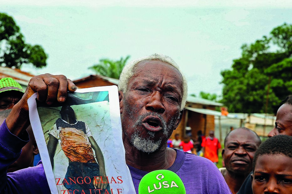 Tio de uma das vítimas mostra fotografia do jovem