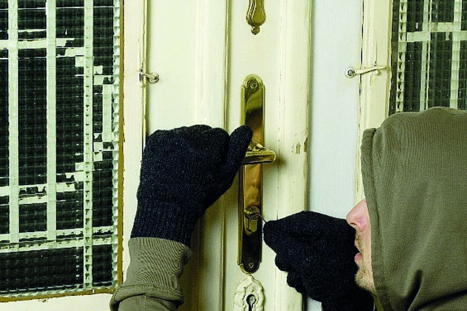 Ladrões arrombaram porta