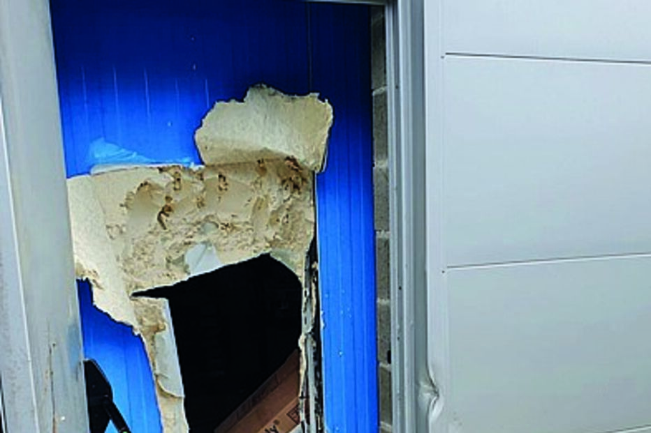 Quatro assaltantes abriram um  buraco na parede da câmara frigorífica