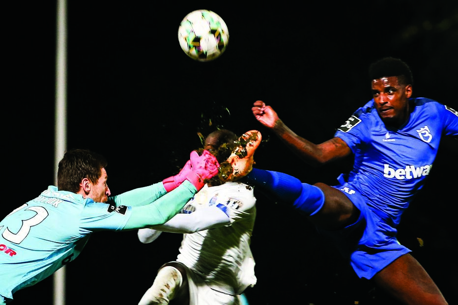 Kritciuk sai da baliza e acaba por protagonizar o choque de cabeças com o lateral  Nanu, que foi hospitalizado