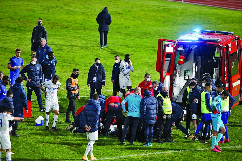 Ambulância entrou no relvado para prestar os primeiros socorros a Nanu 