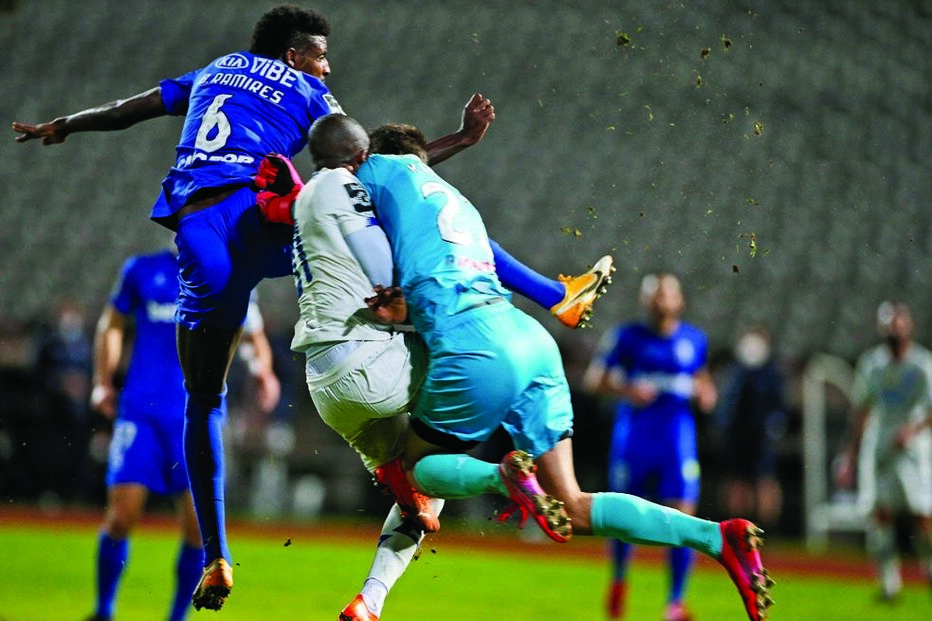 Choque entre Kritciuk e Nanu no decorrer do jogo