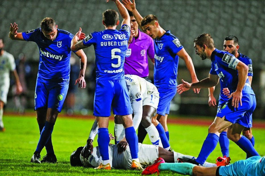Pânico dos jogadores das duas equipas foi bem visível, pois o lateral portista estava inanimado