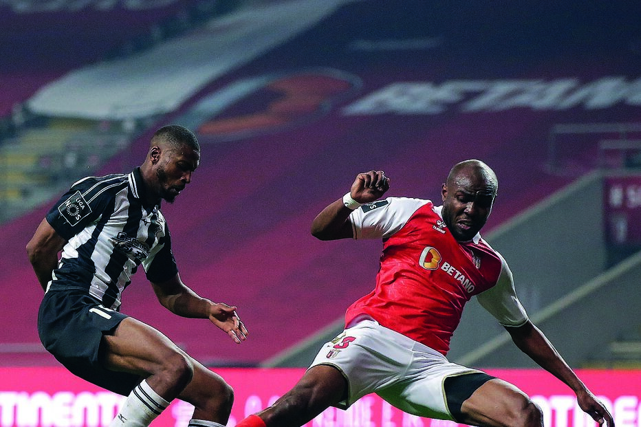 Al Musrati tenta desarmar o algarvio Beto e anular mais uma jogada ofensiva da equipa orientada por Paulo Sérgio