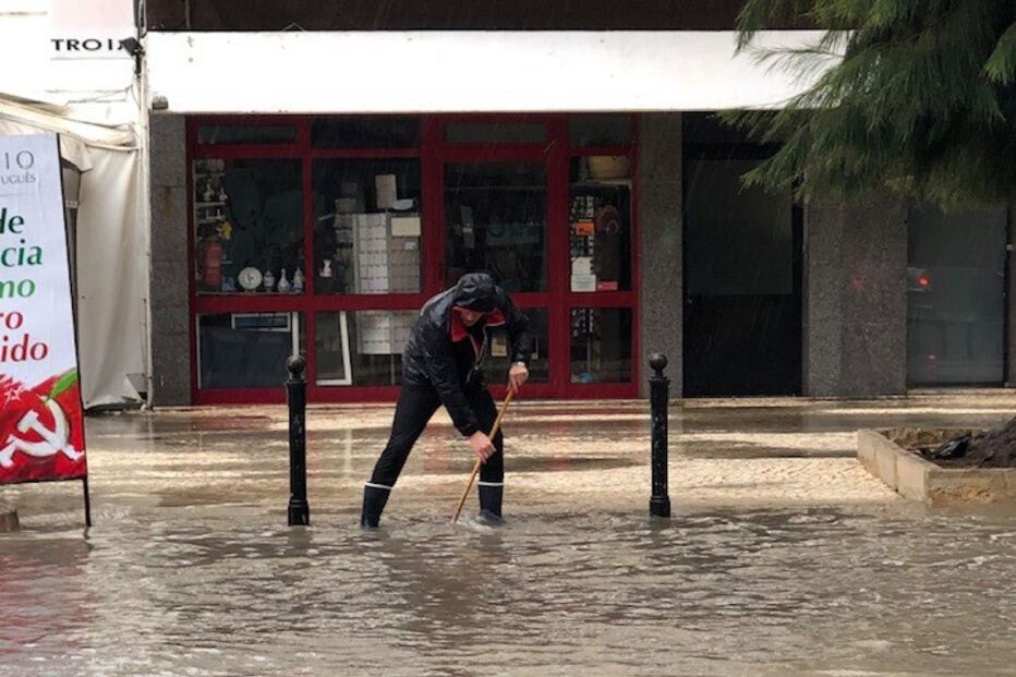 Chuva forte inunda ruas e garagem de centro comercial em Faro