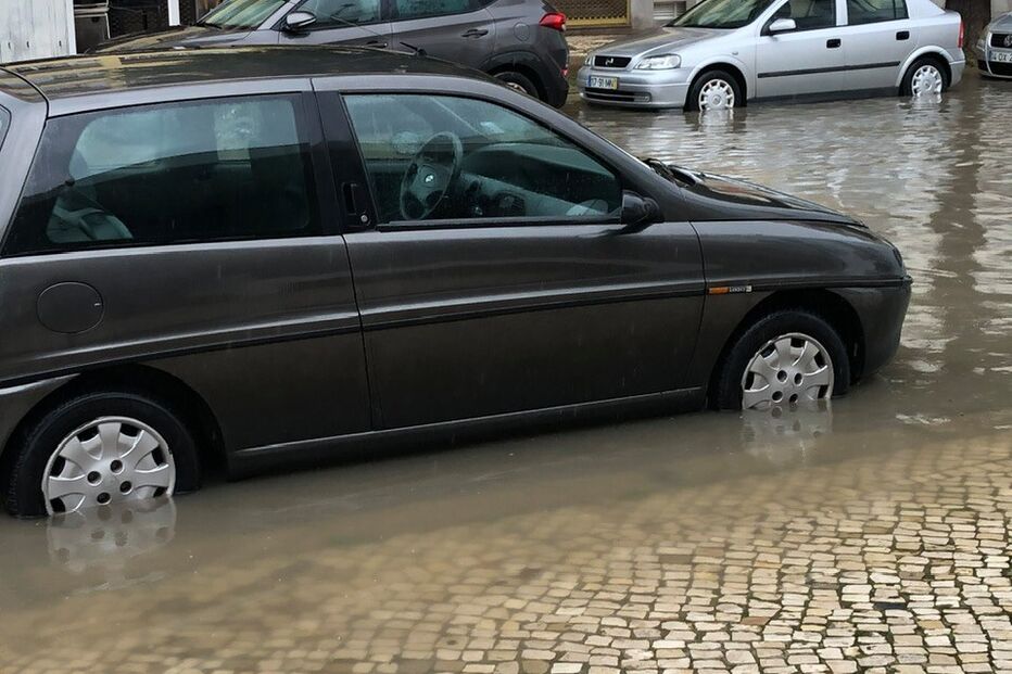 Chuva forte inunda ruas e garagem de centro comercial em Faro