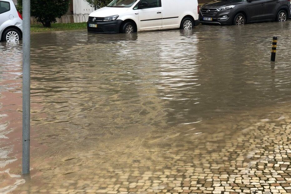 Chuva forte inunda ruas e garagem de centro comercial em Faro