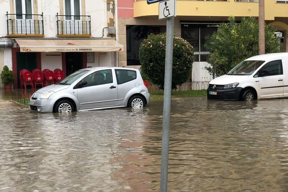 Chuva forte inunda ruas e garagem de centro comercial em Faro