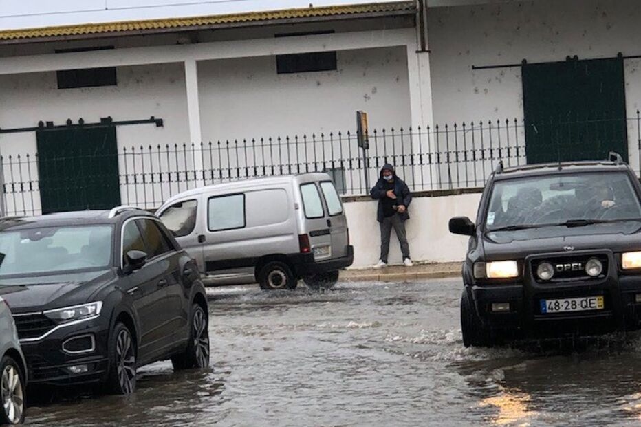 Chuva forte inunda ruas e garagem de centro comercial em Faro
