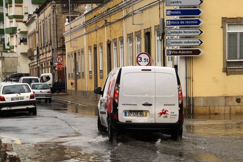 Chuva forte inunda ruas e garagem de centro comercial em Faro
