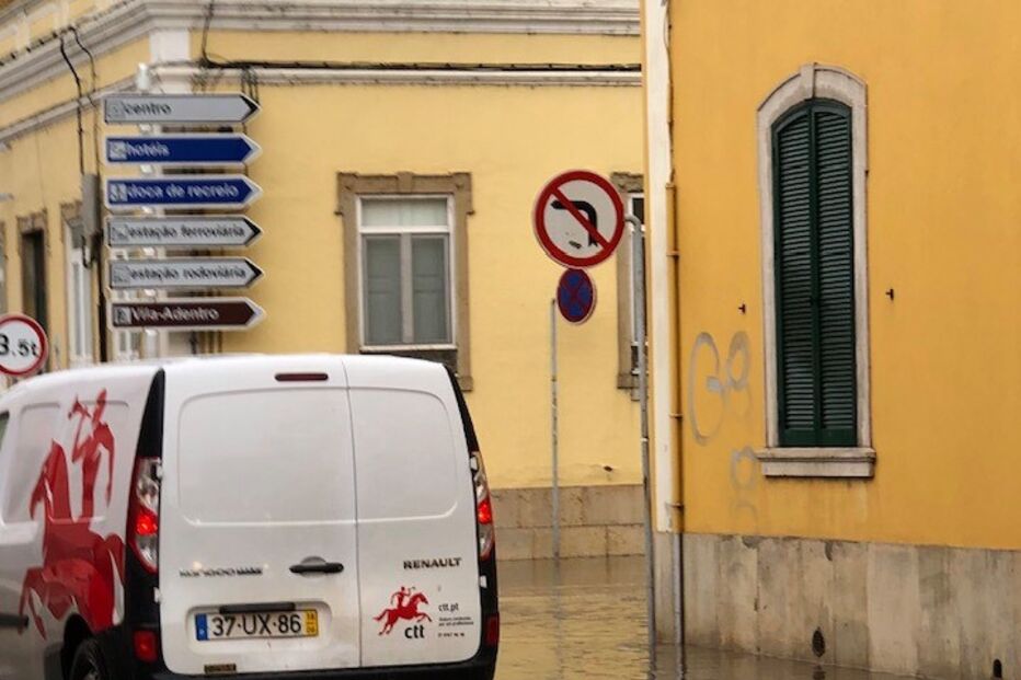 Chuva forte inunda ruas e garagem de centro comercial em Faro