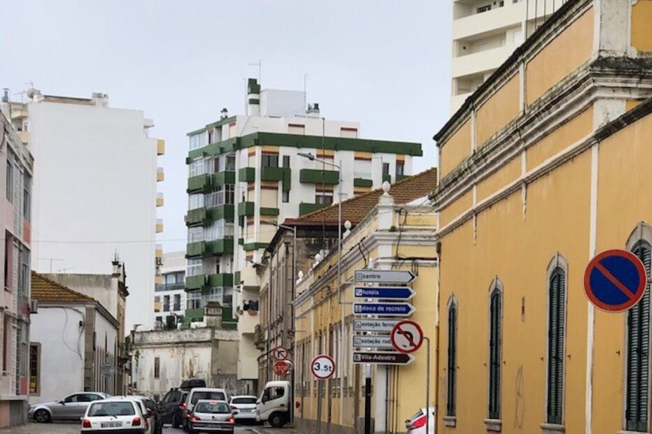 Chuva forte inunda ruas e garagem de centro comercial em Faro