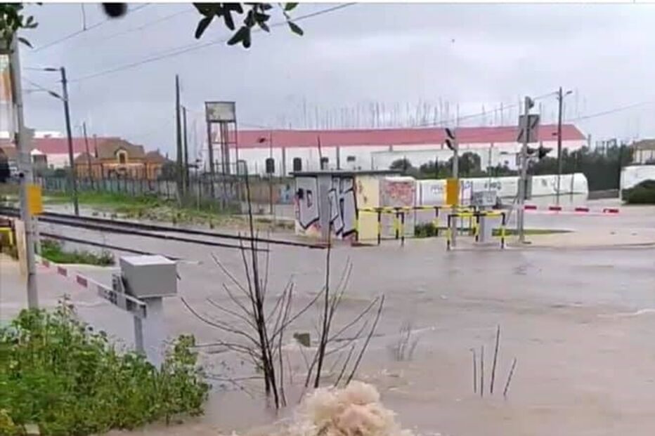 Chuva forte inunda ruas e garagem de centro comercial em Faro