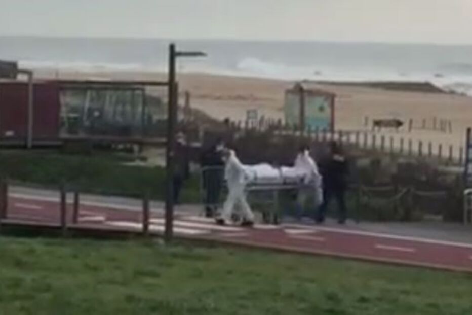 Corpo retirado da praia